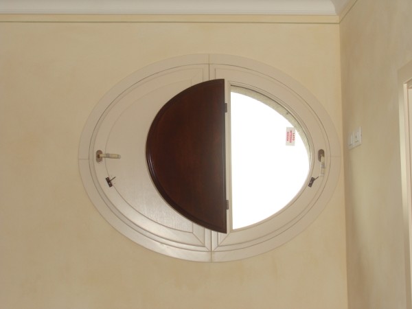 Finestra ovale con scuretti interni
